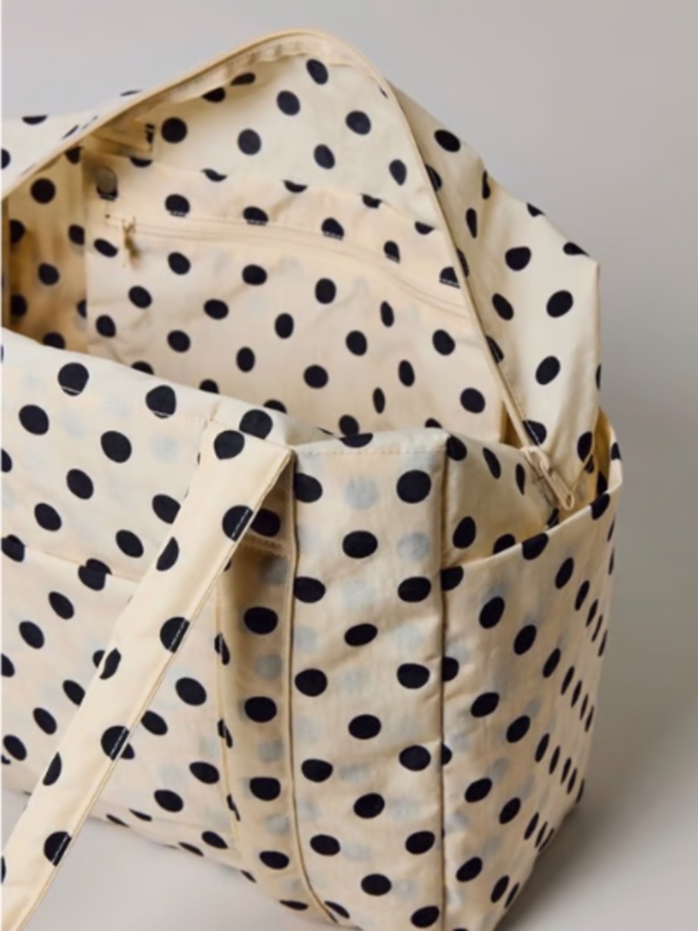 BAGGU Small Cloud Carry-On Bag - Cream + Black Polka Dot - UO Exclusive - Picture 2 of 6